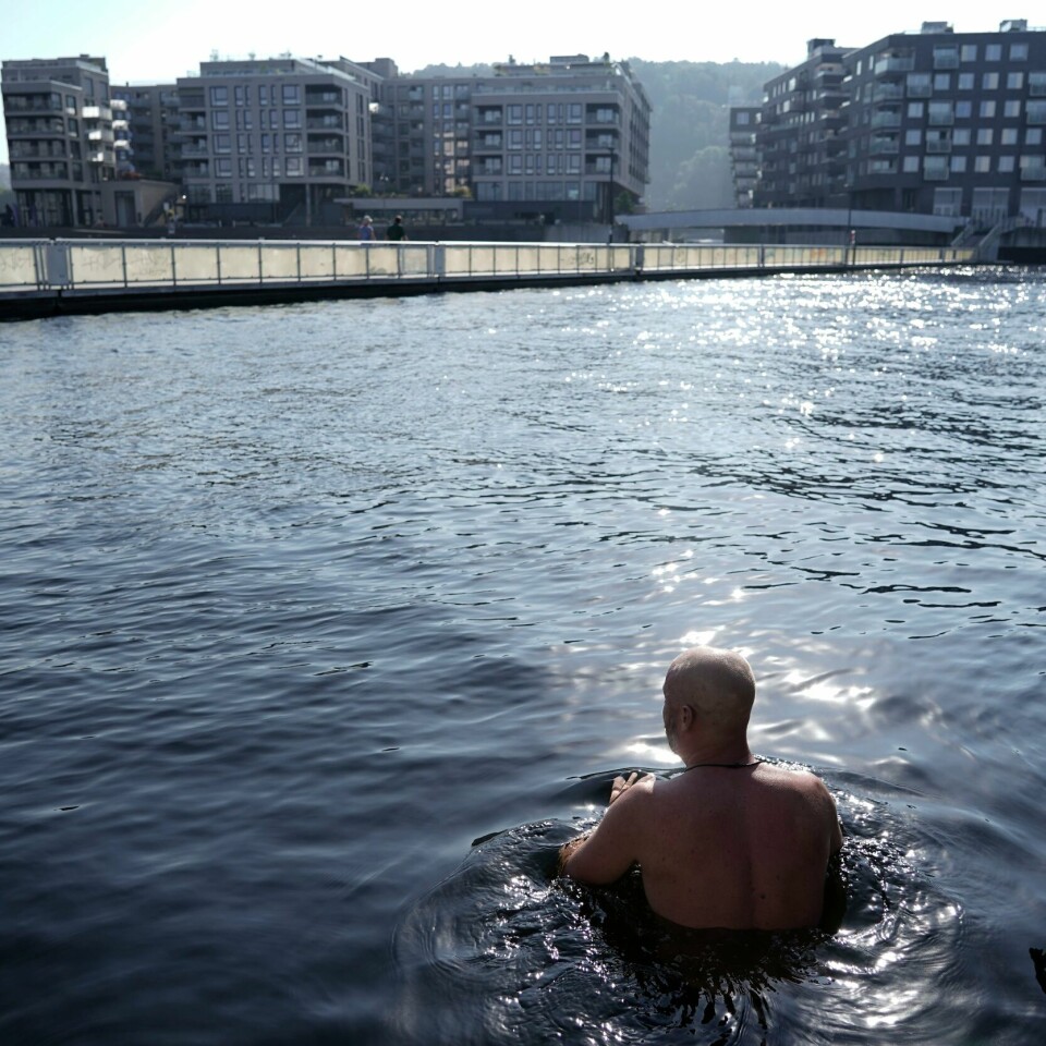 VÆR: De neste dagene vil by på temperaturer rundt 20 grader flere steder i Sør-Norge, så alle som liker å bade når det fortsatt er varmt på land, bør benytte muligheten. Det sier meteorologen. De neste dagene vil by på temperaturer rundt 20 grader flere steder i Sør-Norge, så alle som liker å bade når det fortsatt er varmt på land, bør benytte muligheten, for nå faller lufttemperaturene over hele landet, forteller meteorologen. Her er det en som nyter varm septembersol med å ta seg et bad på Sørenga i Oslo. Foto: Emilie Holtet / NTB