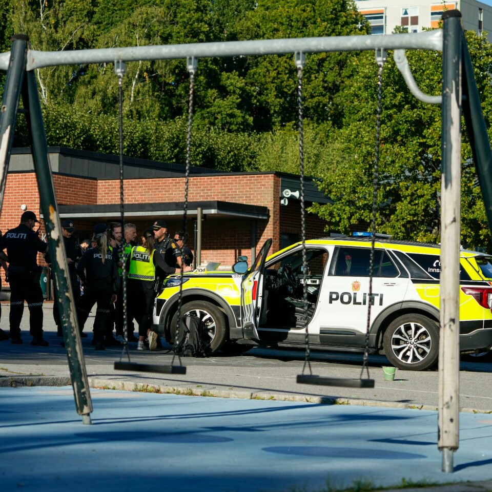 ALVORLIG: Det er veldig alvorlig at noen skyter rett ved en skole, sier byrådsleder Eirik Lae Solberg. Bildet viser politi utenfor Linderud skole etter skytingen som fant sted onsdag 18. september. Foto: Heiko Junge / NTB