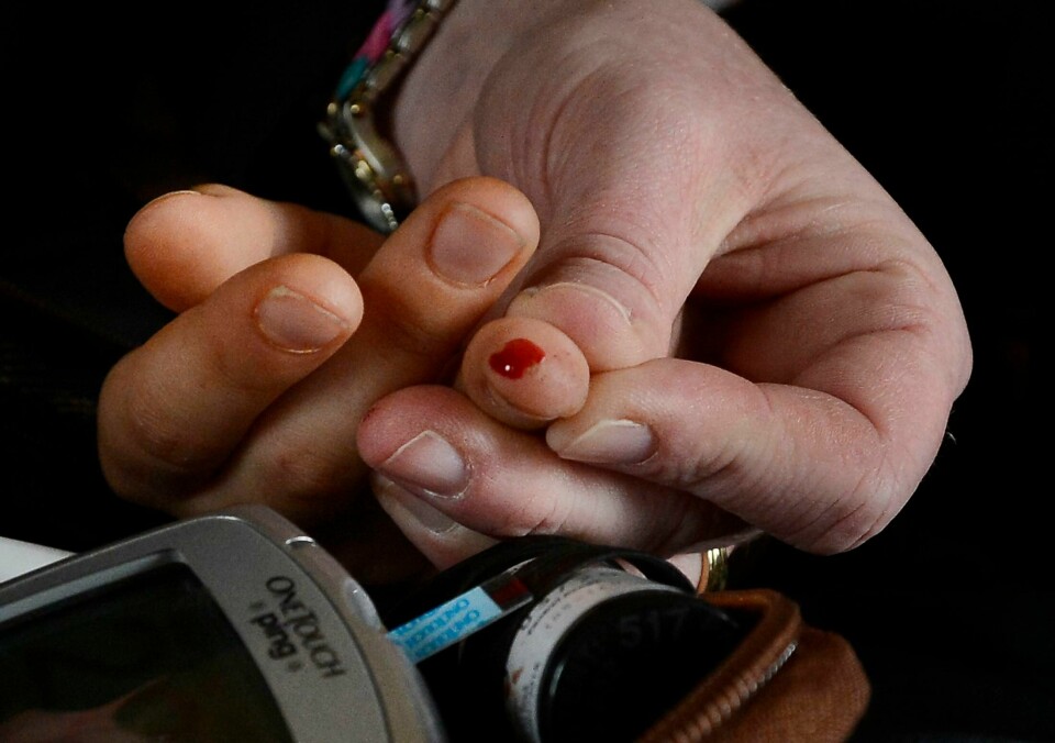 DIABETES: Stadig flere får diabetes. Forskere prøver å finne svaret på hvorfor. Bildet viser noen som tester blodsukkeret sitt.