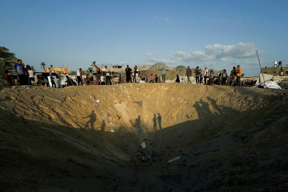 FLERE DØDE: Israels raketter traff en teltleir i Khan Younis. Bildet viser et krater etter en av rakettene som traff en teltleir i Khan Younis. Foto: REUTERS/Mohammed Salem