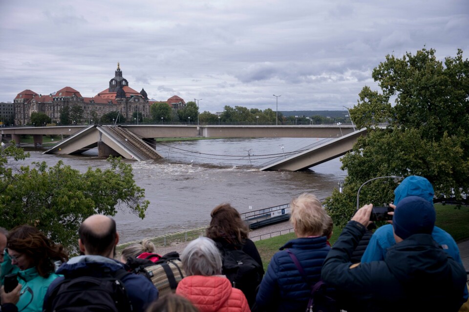 FLOM: Carolabrücke bro over elven Elben i Dresden i Tyskland. Den kollapset i helgen som følge av styrtregnet. Bildet viser Carolabrücke bro over elven Elben i Dresden i Tyskland. Den kollapset i helgen som følge av styrtregnet.