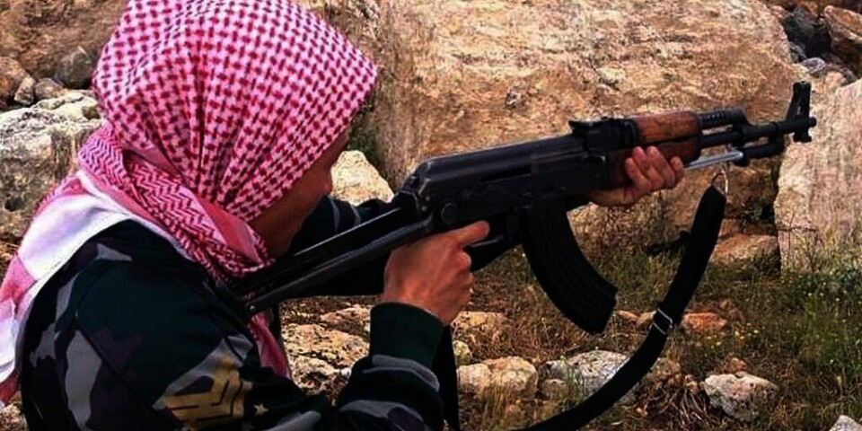 KRIGER: En 21 år gammel danske er blant europeerne som kriger i Syria. Justisministeren i Norge vil ha en ny lov som straffer slik kriging. Men foreninger og råd tror ikke straff stanser ekstreme folk.