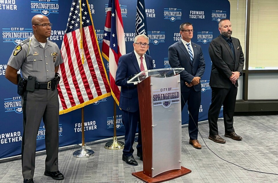 TRUSLER: Mike DeWine er guvernør i Ohio. Springfield i Ohio har mottatt over 30 bombetrusler. Det skjer etter Donald Trump sa at innvandrere der spiser folks kjæledyr. Bildet er av Ohios guvernør Mike DeWine.
