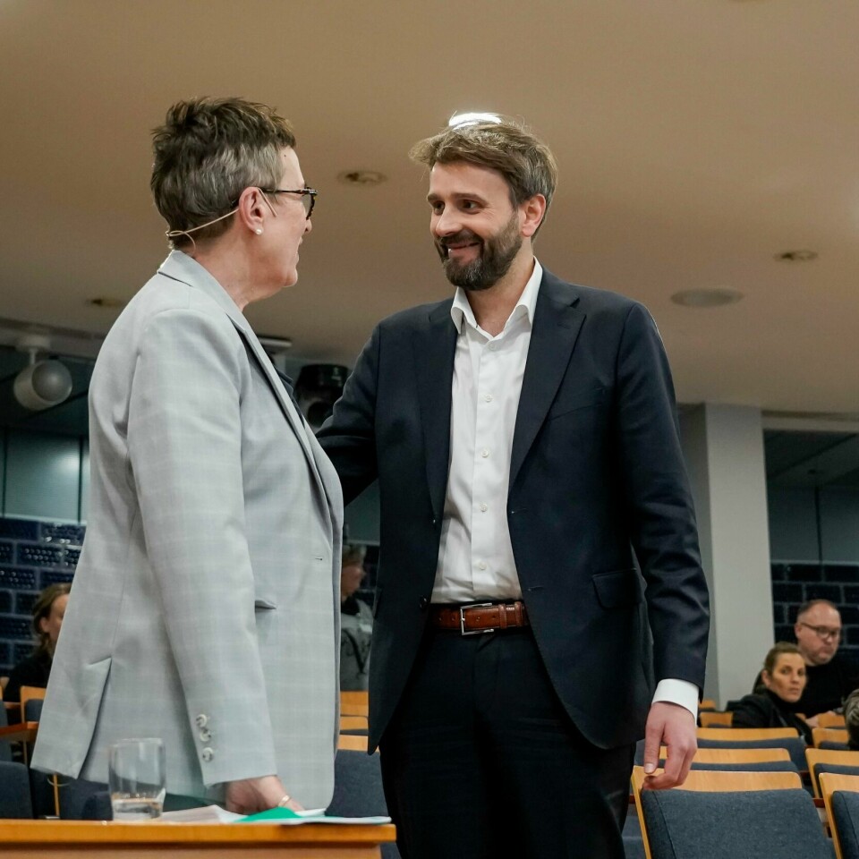 TANNHELSE: Tannhelseutvalget leverte sin rapport til helseminister Jan Christian Vestre torsdag. Bildet viser Helse- og omsorgsminister Jan Christian Vestre og utvalgsleder Evy-Anni Evensen. Foto: Thomas Fure / NTB / NPK
