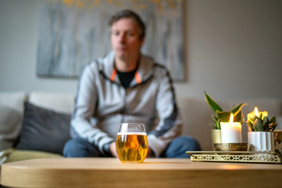 ALKOHOL: 450 nordmenn drakk seg i hjel i fjor. Dette er 52 flere enn året før. Bildet viser en mann som drikker alkohol alene.