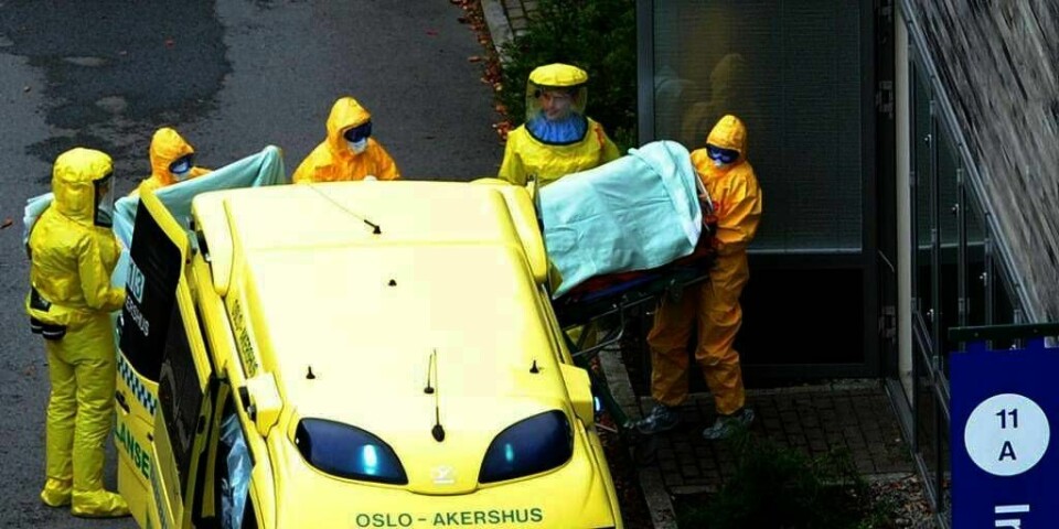 BEHANDLET: Den ebola-smittede kvinnen ble fraktet i en spesiell kuvøse på vei til Ullevål sykehus. Nå er hun ute av høyrisiko-isolat, skriver flere medier.