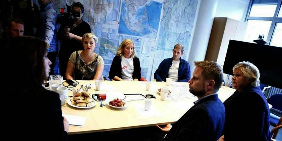 EBOLA: Statsminister Erna Solberg og helseminister Bent Høie på besøk til Leger Uten Grenser sitt kontor i Oslo søndag. De snakker om hvordan viruset ebola sprer seg.