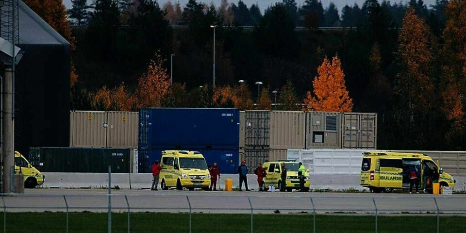 KLARE: Ambulanser står klare og venterpå Gardermoen. De skal ta imot den kvinnen som er smittet med ebola.