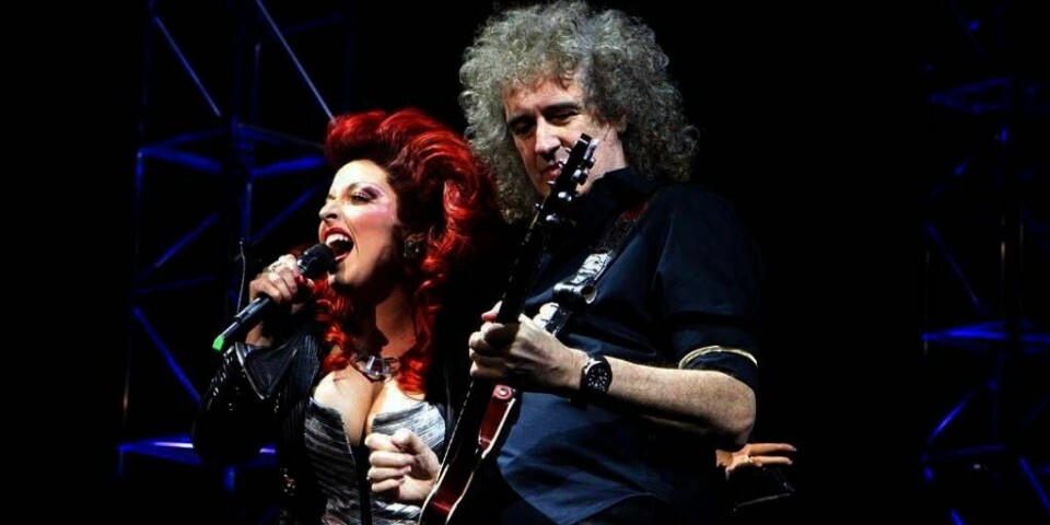 STJERNE: Reidun Sæther har gitt ut plate. Her deler hun scenen med Brian May fra Queen. Han var på premieren til «We Will Rock You» i 2011.