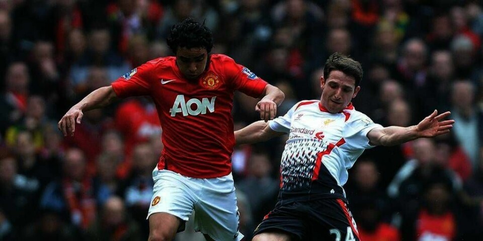 UTENLANDS: En av kampene i den britiske eliteserien Premier League kan spilles utenfor Europa. Da kan Joe Allen (til høyre) fra laget Liverpool spille mot Rafael Da Silva fra Manchester United i Asia.