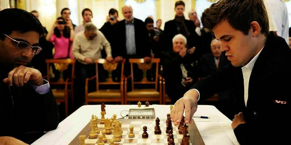 VM: Norske Magnus Carlsen (til høyre) forsvarer tittelen i VM i sjakk. Indiske Vishy Anand (til venstre) er ivrig etter å vinne.