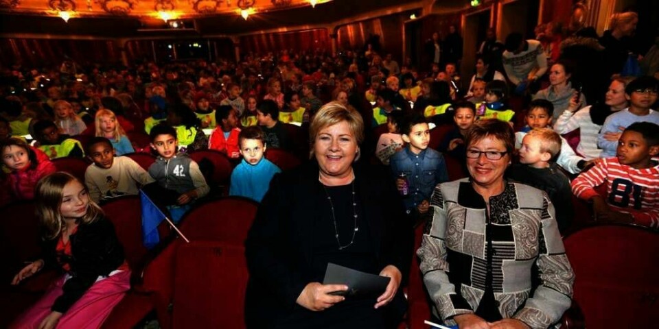 BARNEFEST: Statsminister Erna Solberg (H) feiret FN-dagen med 700 barn på Nationaltheateret.