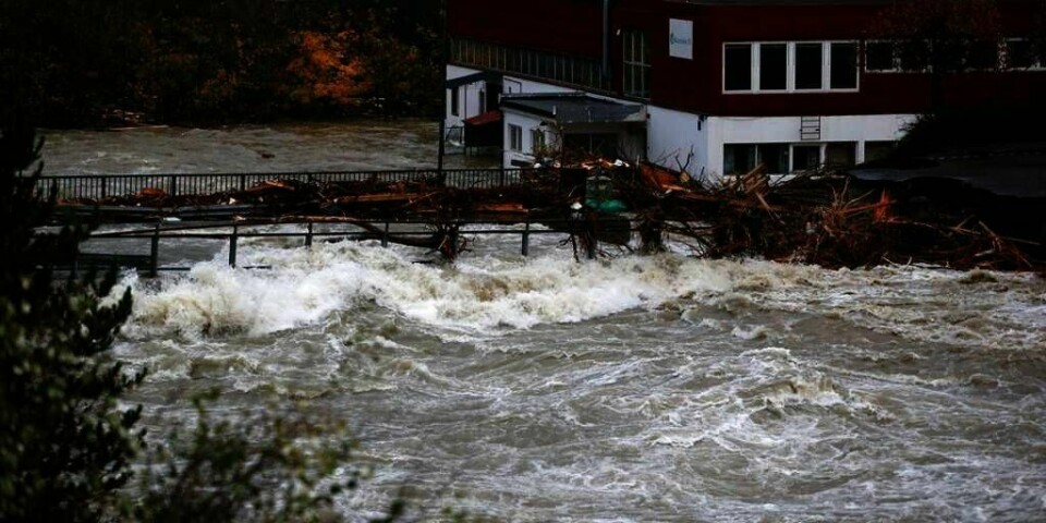 FLOM:Det er fortsatt mye vann i Odda i Hordaland. Men det er mindre enn i går.