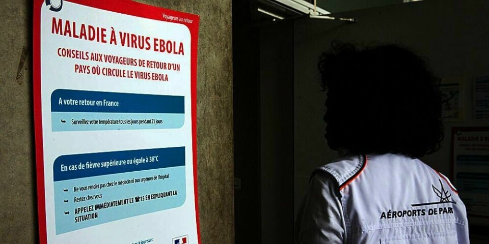 INFORMASJON: Slike plakater henger på en flyplass i Paris i Frankrike. De gir informasjon til passasjerer som kommer fra områder med ebola. Nå kommer det skilt med informasjon også på norske flyplasser, tog og busser.