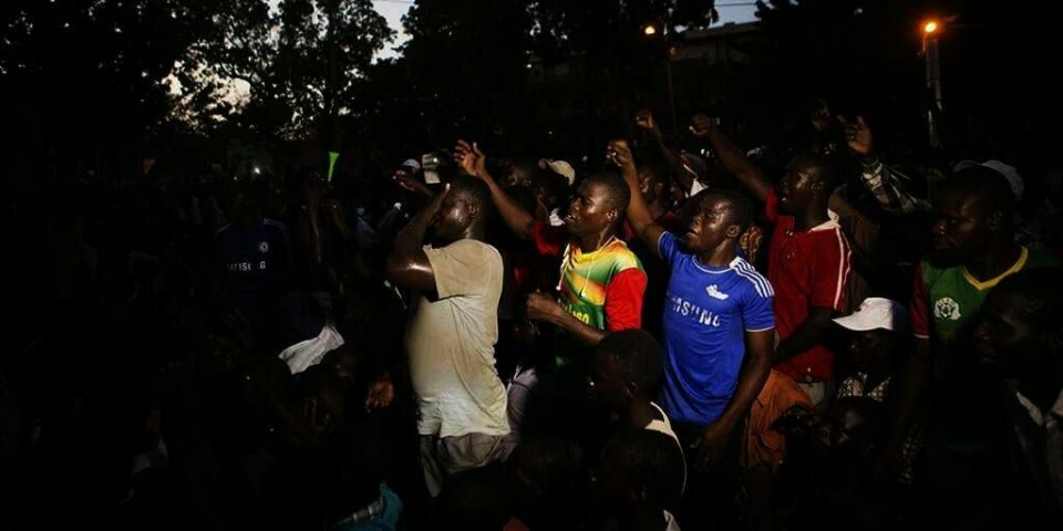 OPPRØR: Folk i Burkina Faso har protestert mot presidenten de siste dagene. Nå er han tvunget til å slutte,