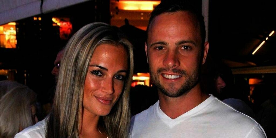 RETTEN: Oscar Pistorius møter i retten mandag. Han skal forklare seg om drapet på kjæresten Reeva Steenkamp (til høyre).