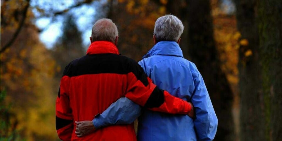 SUNT:Det er sunt å trene jevnlig. Det kan beskytte mot sykdommen demens. Dette eldre paret går tur og holder seg i form.