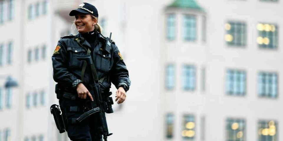 VÅPEN:  Politi i Norge får nå bare ha våpen ved spesielle situasjoner ( se bildet). Men politidirektør Odd Reidar Humlegård ønsker at politifolk skal få bære pistol så lenge det er en trussel om terrorangrep mot Norge.