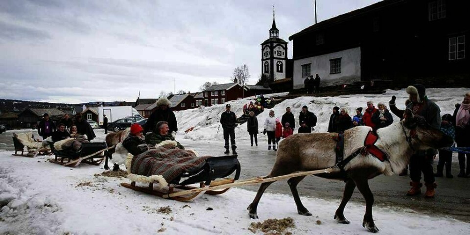 BEST: For tredje år på rad er Røros kåret til beste kultur-kommune. Her er dronning Sonja på besøk. Hun kjører slede med ordfører Hans Vintervold.