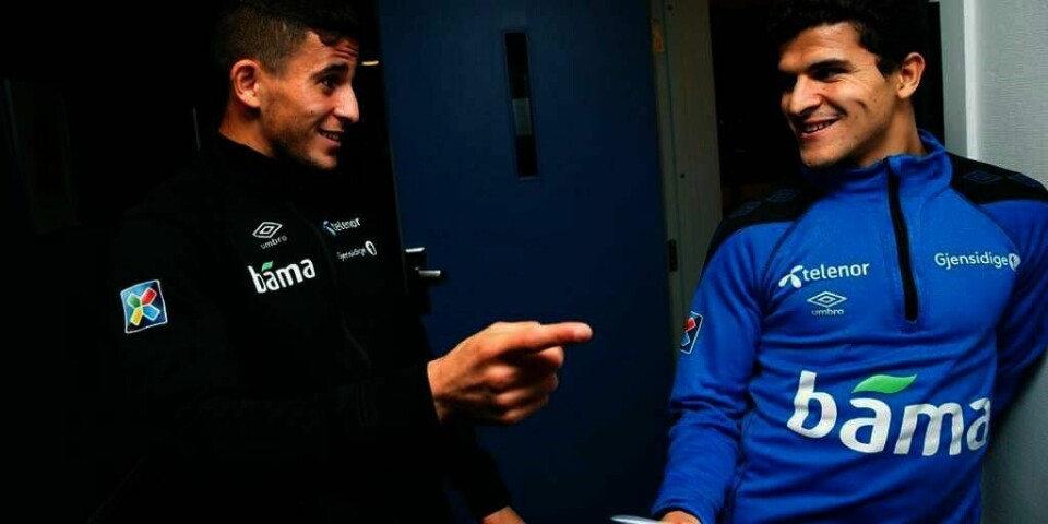 UKJENTE:  Omar Elabdellaoui og Tarik Elyounoussi studerer lagoppstillingen til fotball-landslaget til Aserbajdsjan. Det norske landslaget møter dem i kamp søndag.