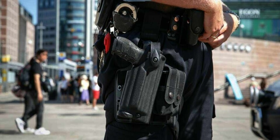 VÆPNET:Regjeringen vil at politifolk kan bære skytevåpen. Det er i enkelte distrikter. Flere er kritiske til forslaget. Denne politibetjenten har skytevåpen på grunn av terrortrusselen mot Norge i juli.