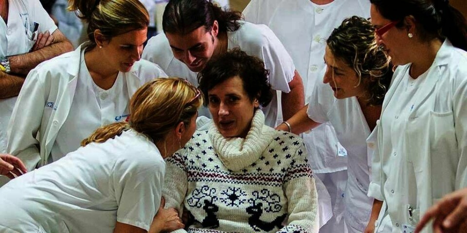 FRISK: Teresa Romero er frisk av ebola-viruset. Hun er skrevet ut av sykehuset i Madrid i Spania. Hun er behandlet der i en måned.