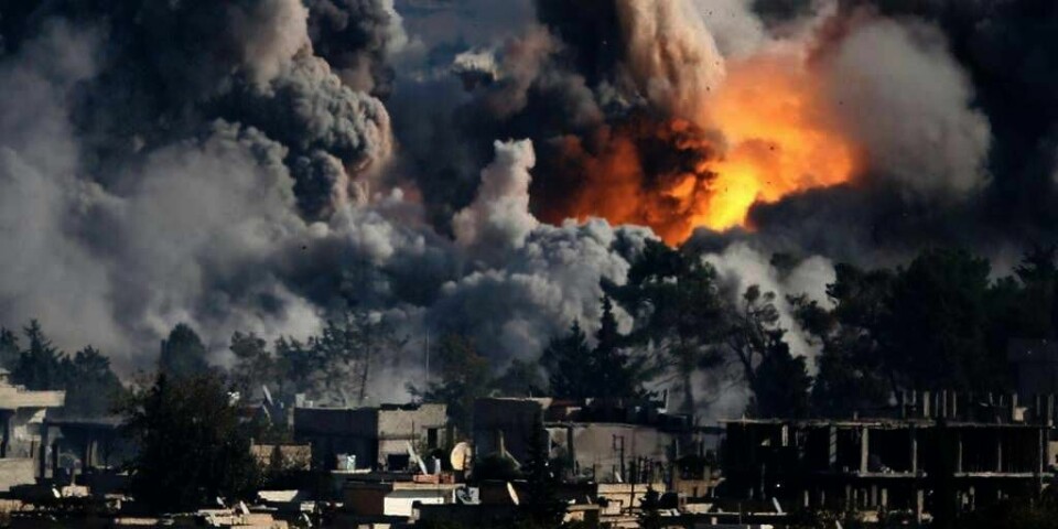 BOMBE:Mer enn 200.000 personer er drept i krigen i Syria. Krigen startet for snart fire år siden. Her bomber USA og andre land byen Kobani.
