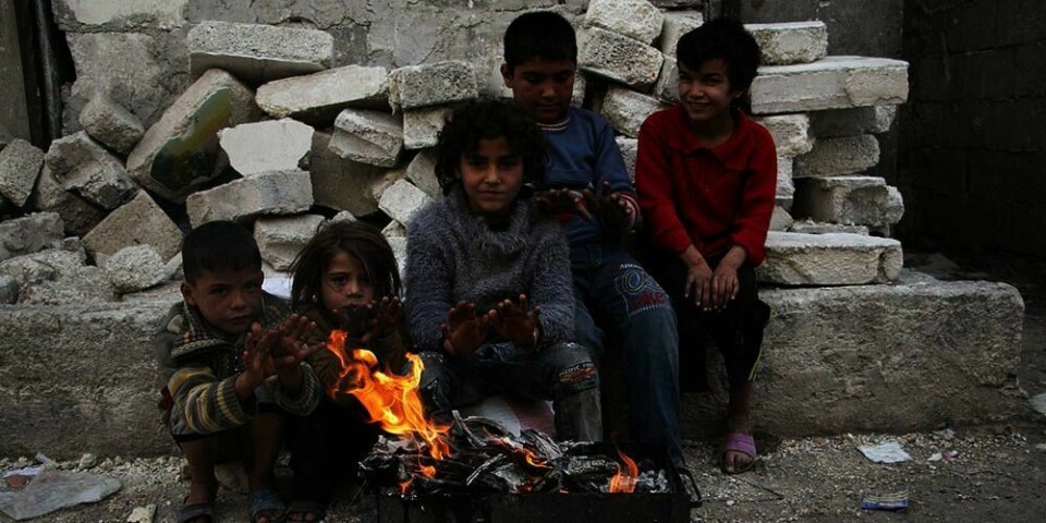 LETER: En norsk-somalier prøver å få med seg to døtre hjem fra Syria. De reiste dit for et år siden for å delta i krigen. Barna på bildet prøver å holde seg varme i byen Aleppo nord i Syria.