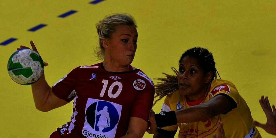 VANT: Norge vant over Spania i europa-mesterskapet (EM) i håndball. Nå mangler Norge bare to poeng på to kamper til for å være i semifinalen. Her prøver de spanske spillerne å stanse Norges spiller Stine Bredal Oftedal.