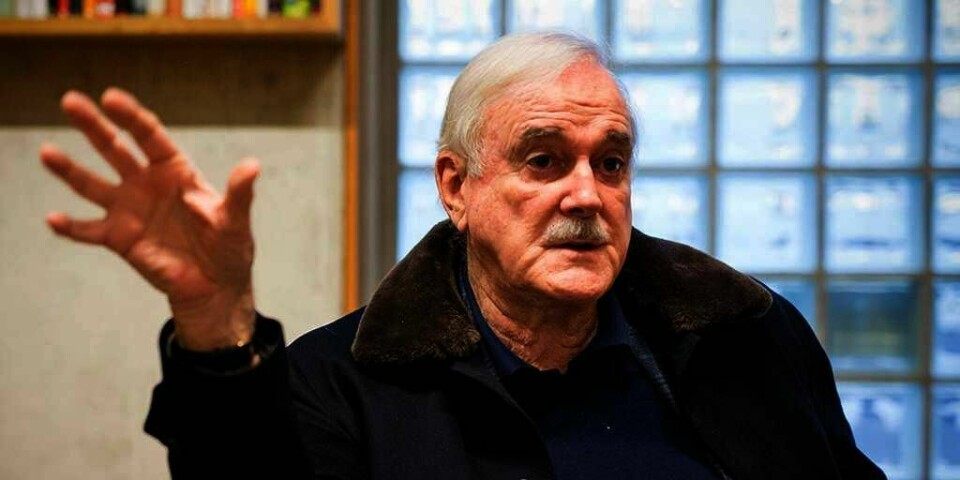 MORSOM: Komiker John Cleese jobber med nye idéer. De siste årene har han måttet gjøre gamle ting om igjen. Han har måttet sikre penger etter skilsmissen.