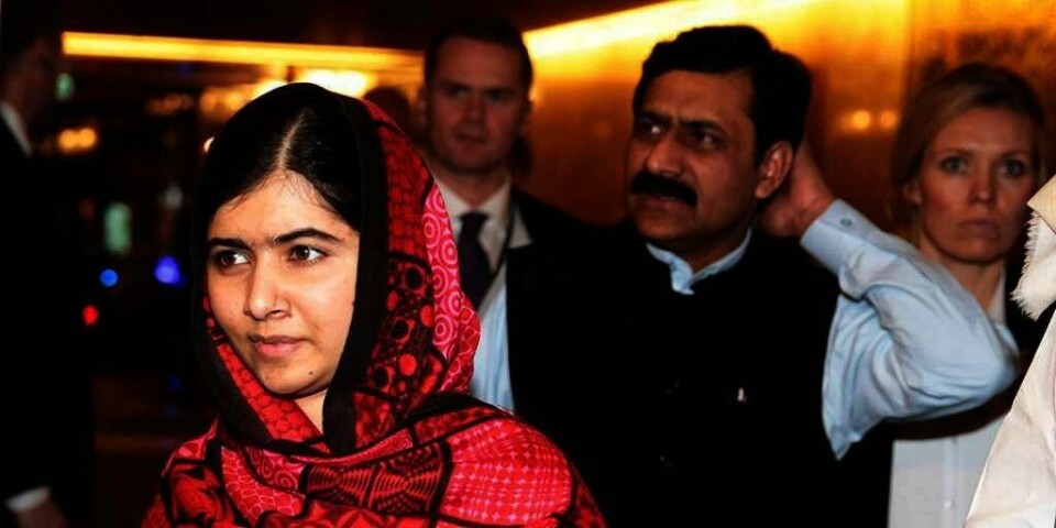 KRITIKK: Faren til Malala vil ødelegge pashtun-samfunnet og Pakistan. Han bruker Malala som en soldat i det arbeidet, mener terrorgruppa Taliban i Pakistan. Faren ses til høyre bak Malala. Hun fikk Nobels fredspris onsdag.