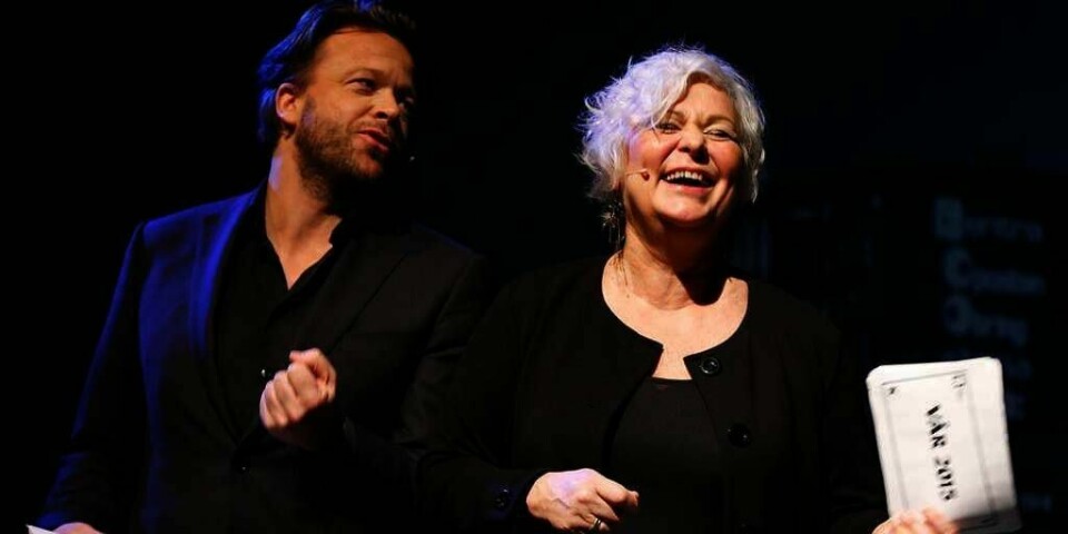 GLEDE:Riksteatret sender sju forestillinger på turné til våren. Skuespiller Kåre Conradi presenterte tirsdag disse forestillingene sammen med teatrets sjef Ellen Horn.