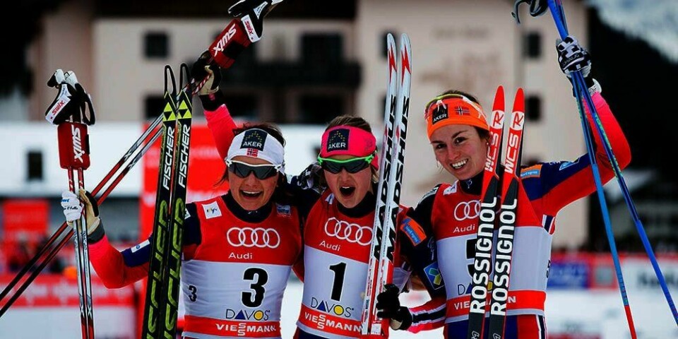 VANT: Norske skiløpere vant og vant i verdenscupen i helgen. Det ble svensker sure over. Flere mener at det dreper interessen for langrenn. Ingvild Flugstad Østberg i midten vant sprinten søndag. Maiken Caspersen Falla (til venstre) kom på 2. plass, mens Celine Brun-Lie (til høyre) ble nummer tre.