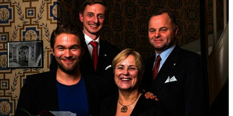 SPRÅKPRIS: Skuespiller Jakob Oftebro har fått Nordens Språkpris. Det er fordi han bruker det skandinaviske språket i jobben sin. Jakob Oftebro står foran til venstre i bildet sammen med kulturminister Thorhild Widwey. Bak til venstre står Espen Stedje. Han er generalsekretær i Foreningen Norden. Styreleder Olemic Thommessen står til høyre.
