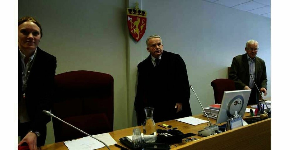 Alvdal-saken: Dommer Petter Jean Johnsen (midten) og meddommerne i Nedre Romerike tingrett. Kvinnen som var hovedtiltalt i Alvdal-saken og hennes davÊrende ektefelle er tiltalt for vold og grove overgrep mot sin eldste datter.