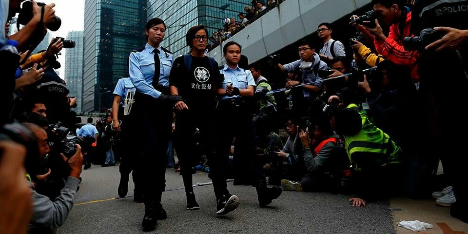 RYDDES: Her blir sangeren Denise Ho arrestert. Nå ryddes Hongkong for demonstranter. Folk har protestert i sentrum i to måneder.