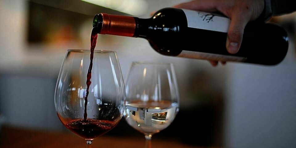 USUNT:  Ett eller to glass rødvin om dagen kan være sunt, sier mange. Men det er en myte, sier en forsker fra Sverige. – Alkohol er bare usunt, sier han.