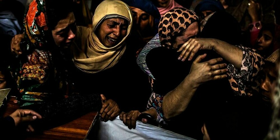 SORG: Det er stor sorg i Pakistan. 141 personer døde i terrorangrepet tirsdag. Nå begraver familiene sine døde.