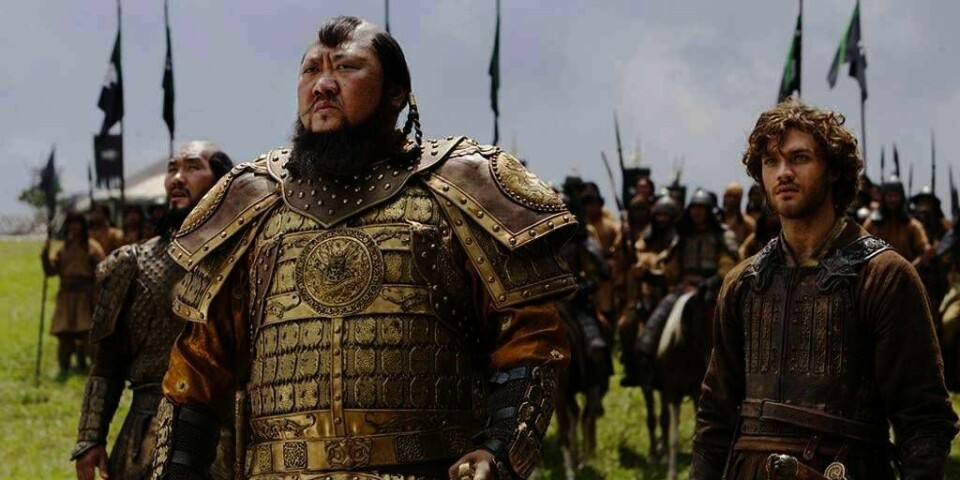 PREMIERE:  Fredag er det premiere på serien «Marco Polo» på nettstedet Netflix. Serien var svært dyr å lage. Marco Polo (til høyre) var en italiener som ble gode venner med den mongolske herskeren Kublai Khan (til venstre).
