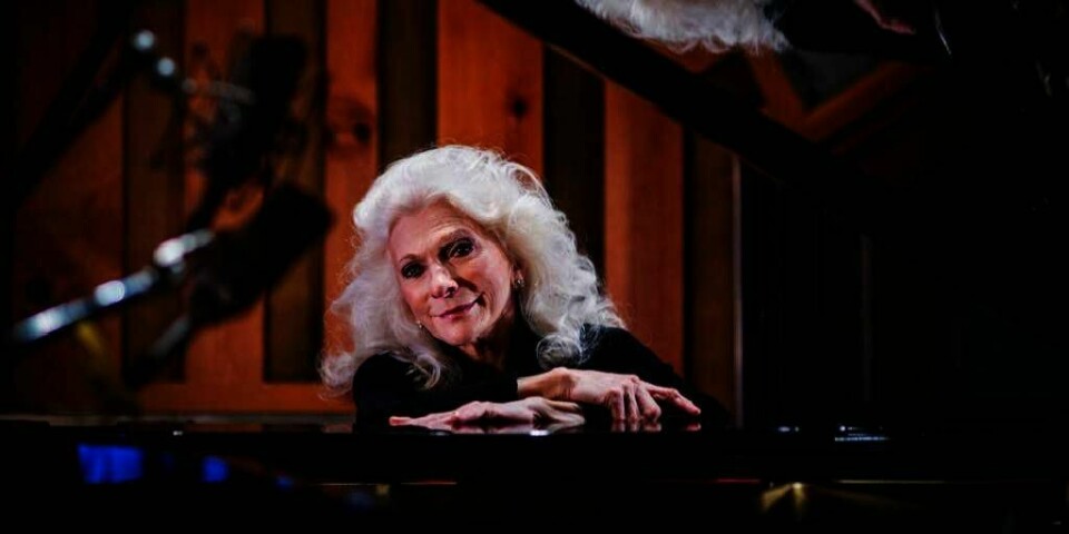 KLAR: Den amerikanske artisten Judy Collins er klar for Norge. Hun spiller på festivalen Working Class Hero i Drammen i Buskerud. Der skal hun spille den norske sangen «Engler i sneen». Hun har fått oversatt teksten til engelsk.