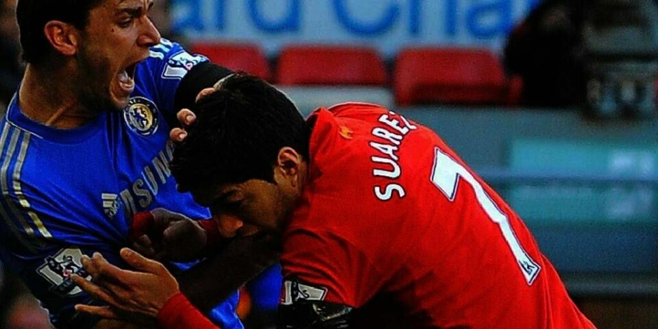 BET: Luis Suarez til høyre bet Branislav Ivanovic ( til venstre) under søndagens fotballkamp mellom Chelsea og Liverpool.