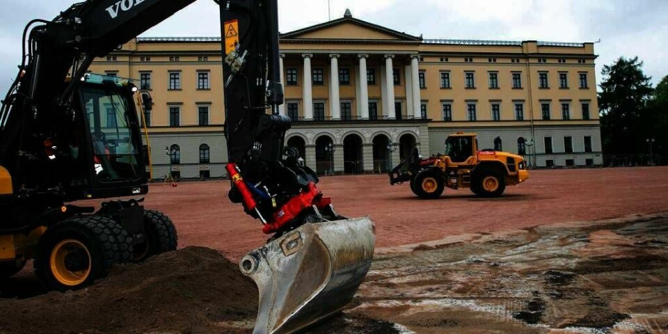 OPP-PUSSING:  Slottsplassen skal pusses opp til 17. mai neste år. Tirsdag kom gravemaskinene.