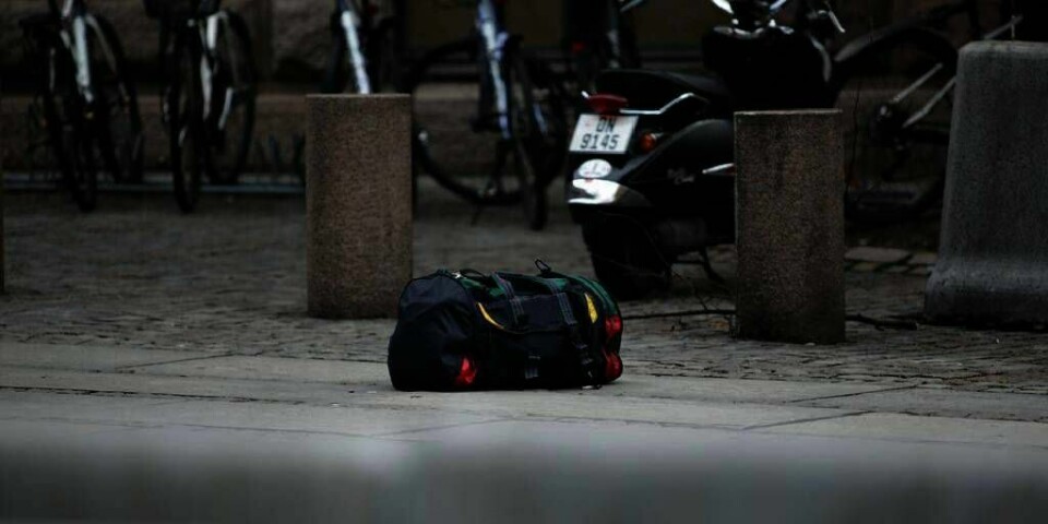 BAG:  Denne bagen ble satt utenfor regjeringskvartalet onsdag. Ingen visste hvem som eide den, og vaktene sperret av området.