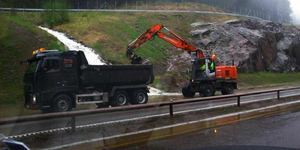 OVERSVØMMELSER: Veiarbeidere er på plass på E6 ved Espa. De rydder opp i oversvømmelsene på veien.