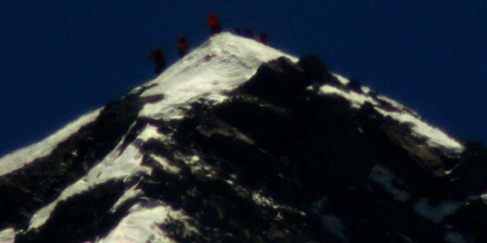TIL TOPPS: En gruppe klatrere på toppen av fjellet Mont Everest 23. mai i år. Blant dem er den japanske 80-åringen Yuichiro Mura. Denne uka er det 60 år siden nepaleren Tenzing Norgay og newzealenderen Edmund Hillary ble de første menneskene som klatret til topps på verdens høyeste fjell. Siden da har flere tusen andre nådd den 8.848 meter høye toppen.