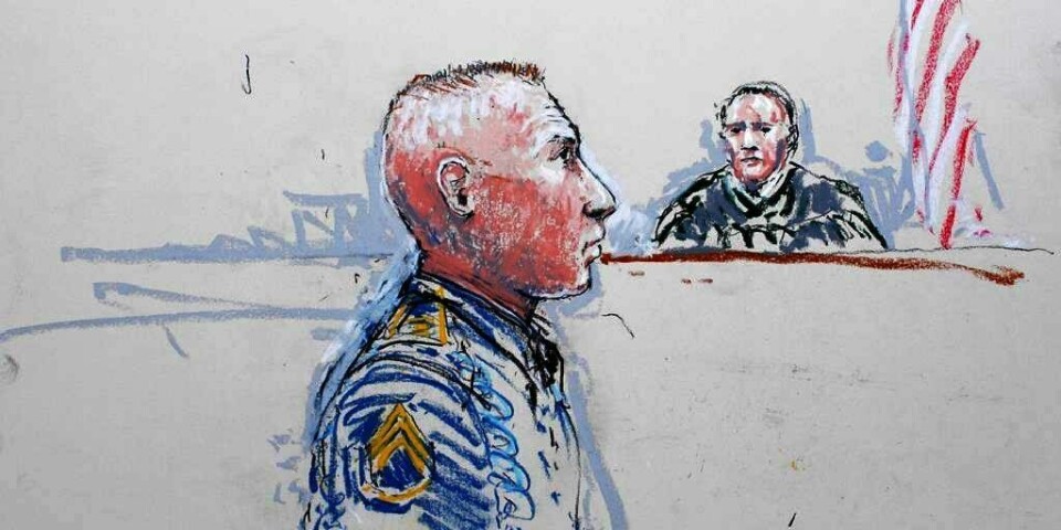 RETTSSAK: Soldaten Robert Bales møtte i retten i USA onsdag. Han innrømmet at han drepte 16 personer i Afghanistan i fjor. Bales slipper døddsstraff fordi han innrømmet at han er skyldig. Tegningen viser Bales i et annet rettsmøte.