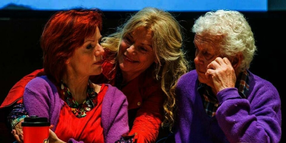 UENIGE: Toralv Maurstad (til høyre) og Beate Eriksen (i midten) trekker seg fra teaterstykket «Vildanden». Her er de på en øving sammen med Mari Maurstad, som også spiller i stykket. s