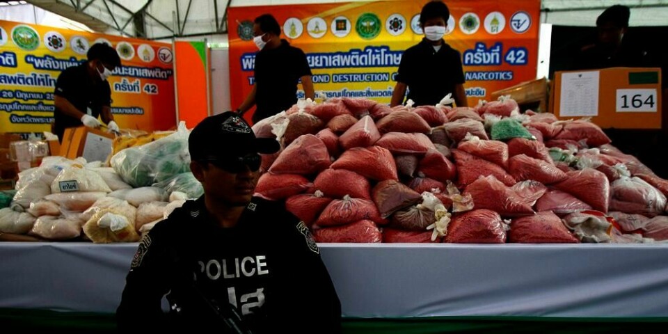 SKAL ØDELEGGES: Politimenn vokter poser med ulovlige piller i Thailand. Over 3,3 tonn narkotika ble ødelagt av Thailandske myndigheter onsdag.