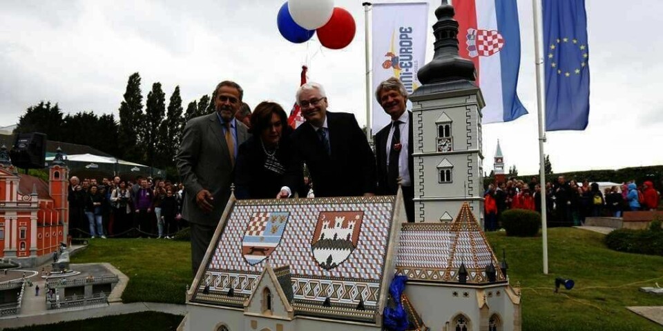 KROATIA: Natt til mandag blir Kroatia medlem i EU. Da Kroatias presiden Ivo Josipovic (nummer to fra høyre) kona Tatiana feire sammen med ordføreren i Zagreb, Milan Bandic (til venstre). Kirken i parken Mini-Europa er en modell av kirken Saint-Marc i Zagreb. Thierry Meeus (til høyre) er direktør for Mini-Europa.