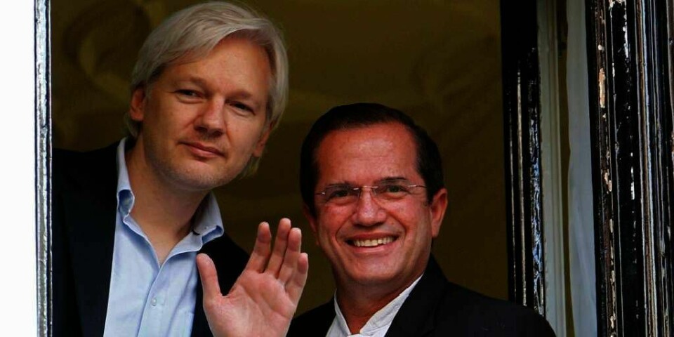 FANGET: Julian Assange (til venstre) kan ikke dra fra Ecuadors ambassade i London. Da kan han bli pågrepet av britisk politi. Mandag fikk han besøk av Ecuadors utenriksminister Ricardo Patiño.
